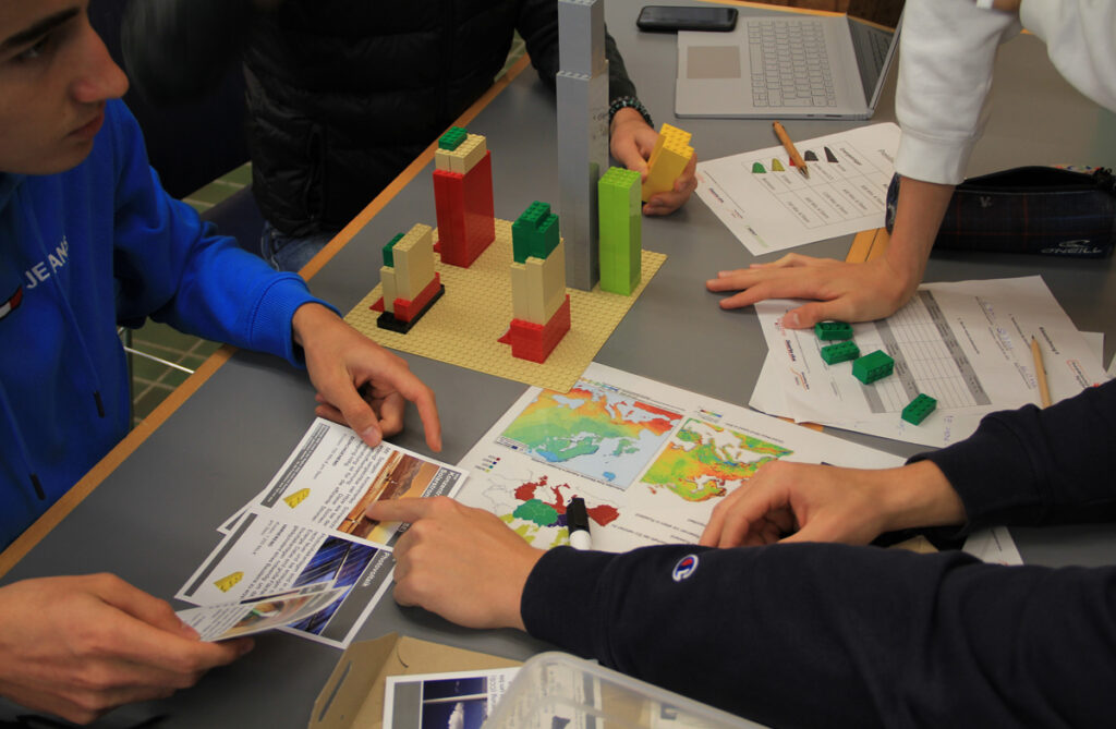 Jugendliche spielen ein Brettspiel