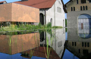 altes Industriegebäude mit Spiegelung im Wasser
