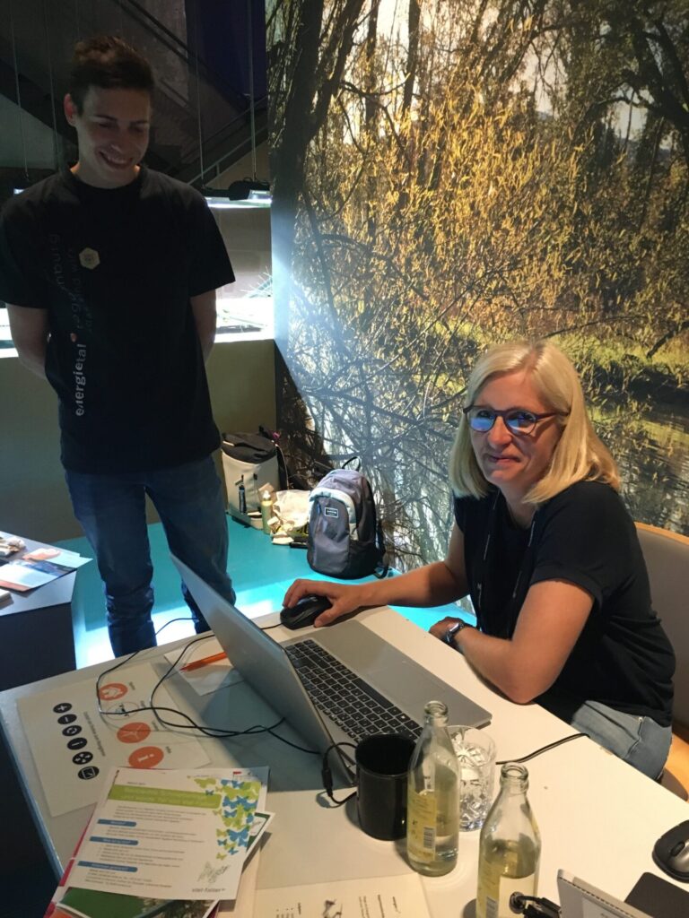 Besucherin testet an einem Bildschirm das Computerprogramm von energietal toggenburg
