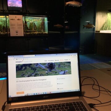 Bildschirm mit Drohenflugprogramm in den Museumsräumlichkeiten