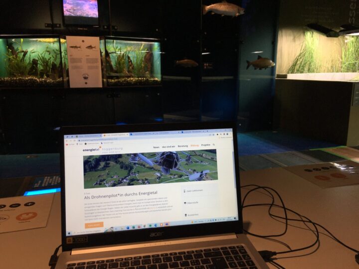 Bildschirm mit Drohenflugprogramm in den Museumsräumlichkeiten